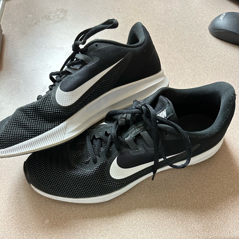 Black/white Nike Downshifter